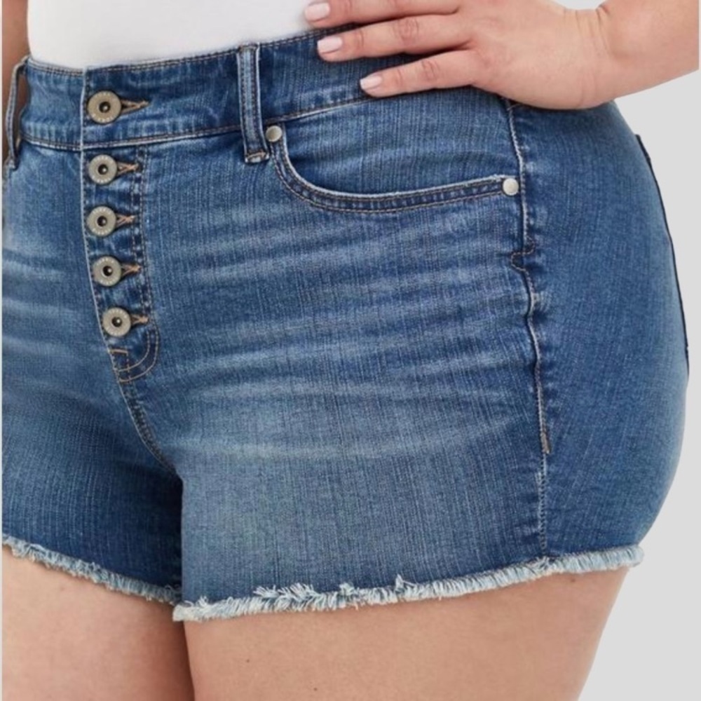 Torrid 3.5 Inch Perfect Vintage Stretch Mid-Rise medium wash Short size 22 - Picture 3 of 6